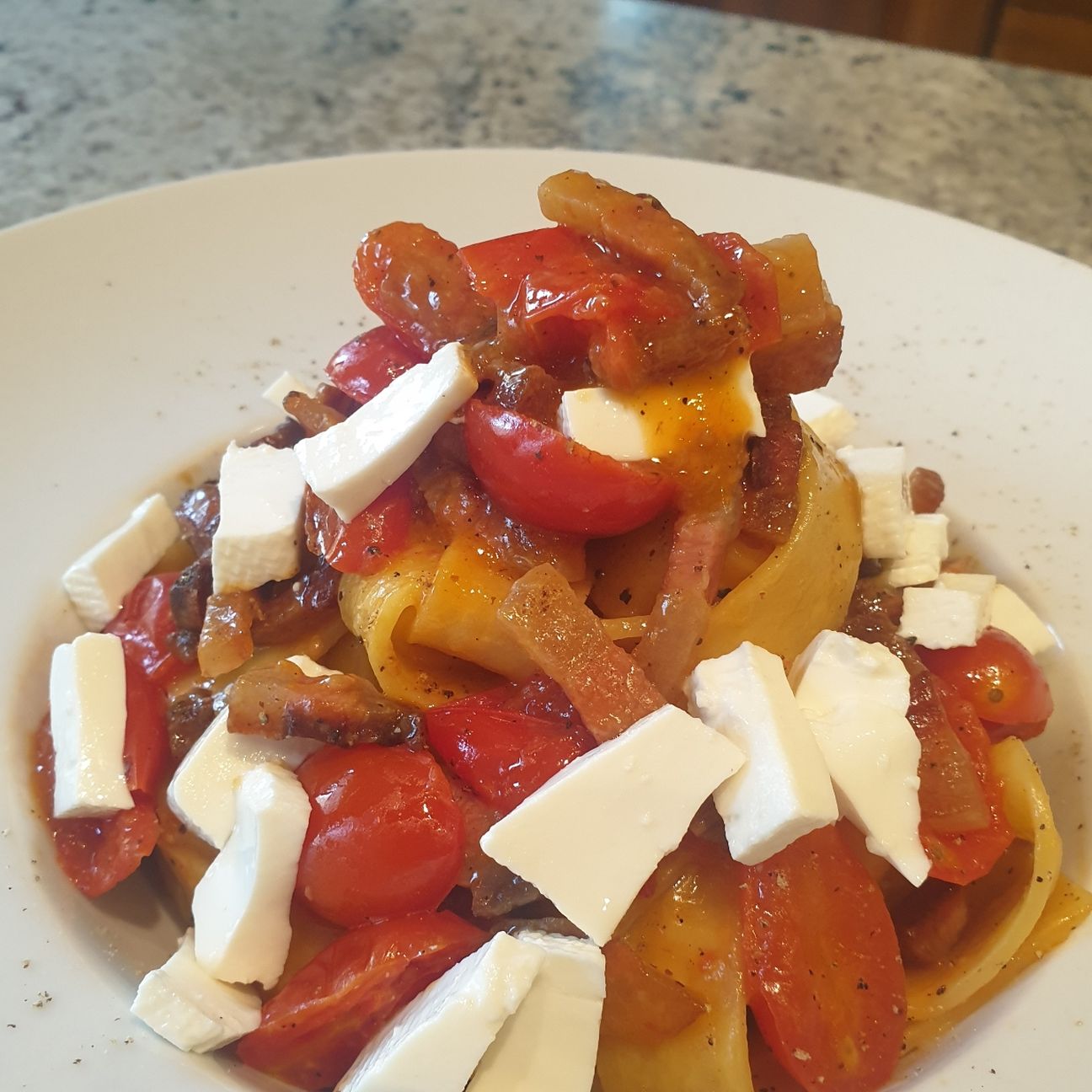 Pasta guanciale e birra con datterini al forno e feta greca