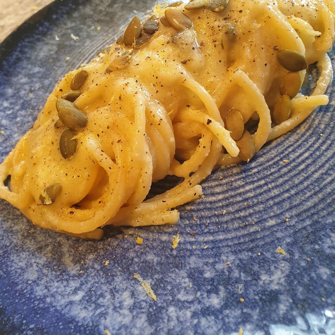 Spaghettoni in crema di cipolla con semi di zucca tostati