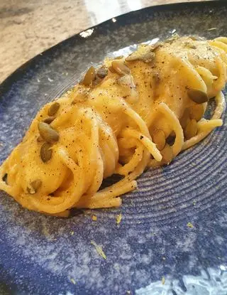 Ricetta Spaghettoni in crema di cipolla con semi di zucca tostati di robertobabbilonia