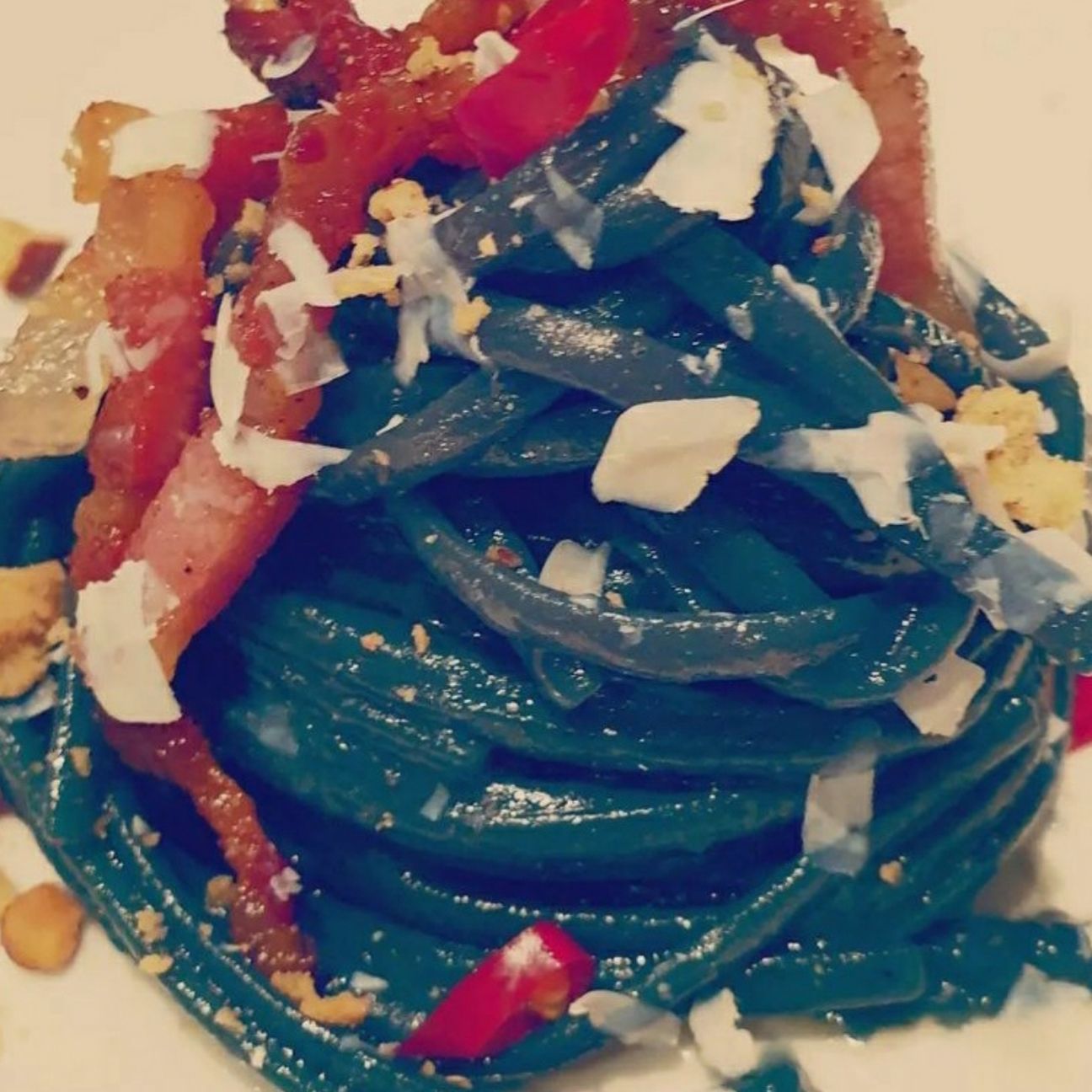 Linguine al cavolo viola con speck, pecorino toscano e noci