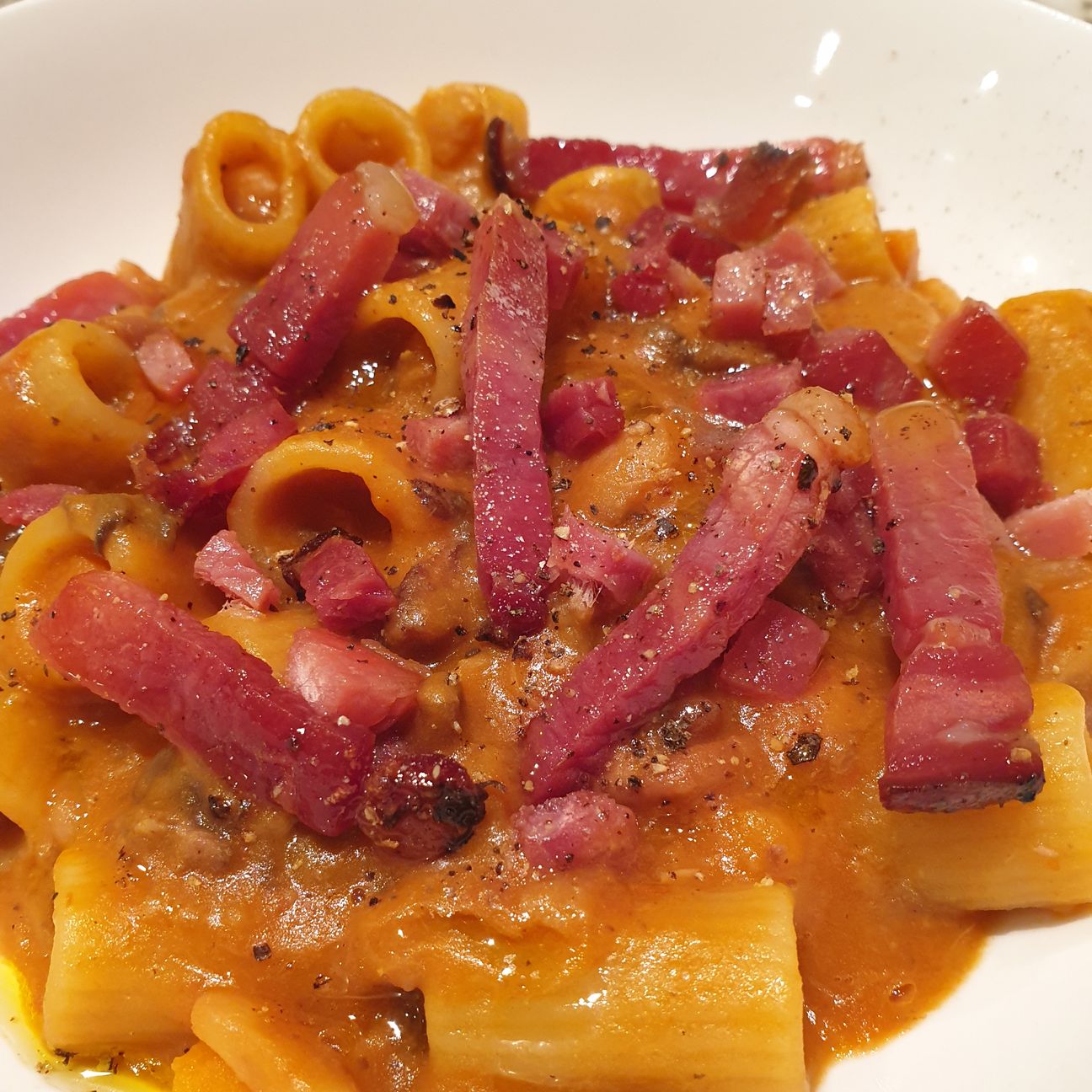 Pasta e fagioli con funghi misti e speck croccante