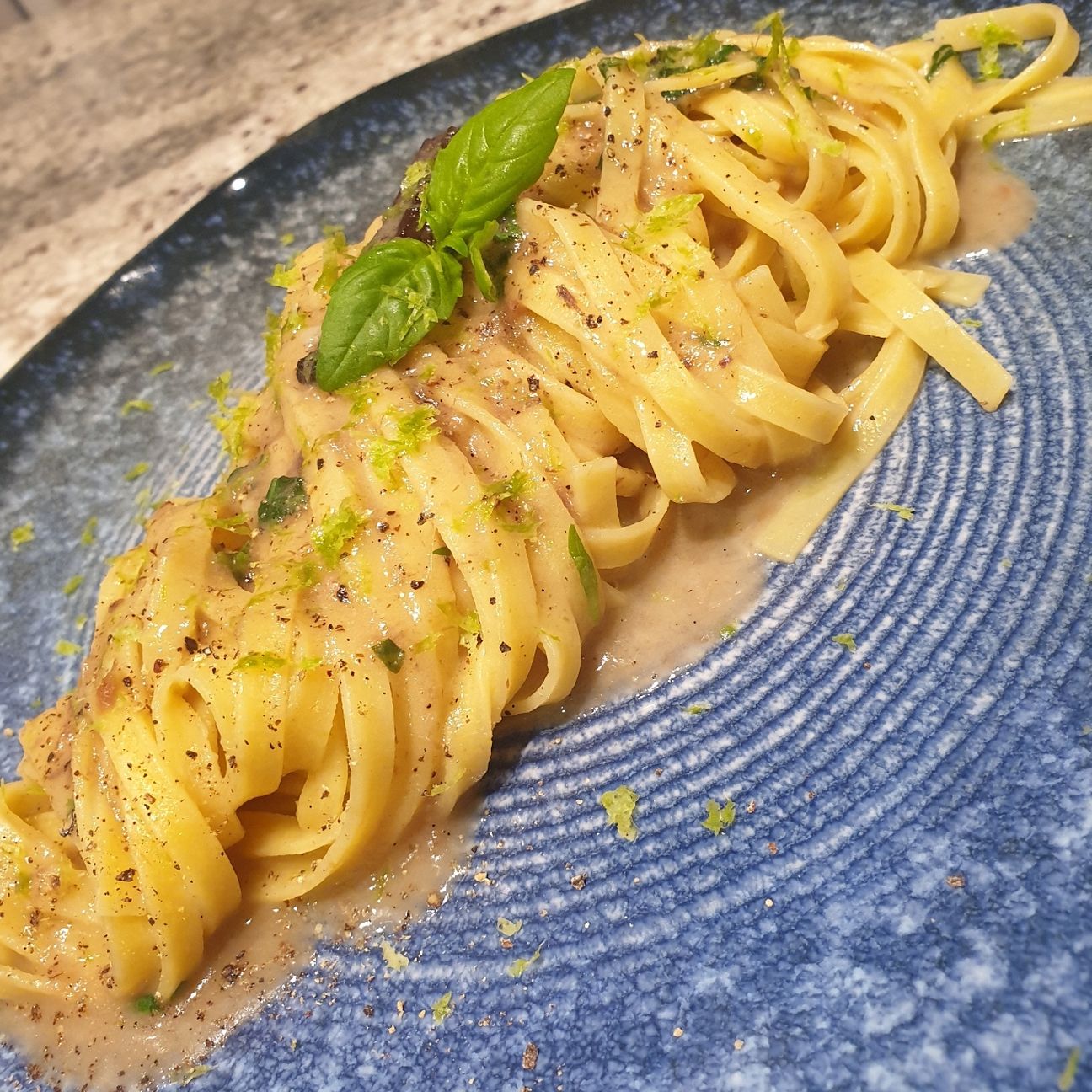 Tagliolini di Campofilone burro e alici con vaniglia Bourbon, scorzetta di limone e basilico fresco