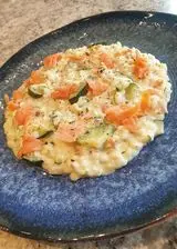 Ricetta Risotto Vialone Nano con zucchine, salmone affumicato, formaggio spalmabile e pepe cubebe