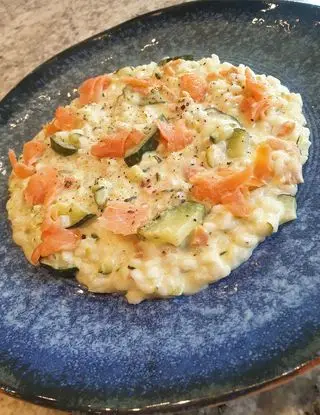 Ricetta Risotto Vialone Nano con zucchine, salmone affumicato, formaggio spalmabile e pepe cubebe di robertobabbilonia