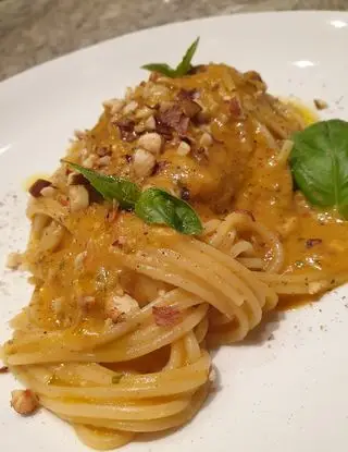 Ricetta Spaghetti in crema di melanzane, aglione, basilico e datterini rossi con nocciole tostate e pecorino romano di robertobabbilonia