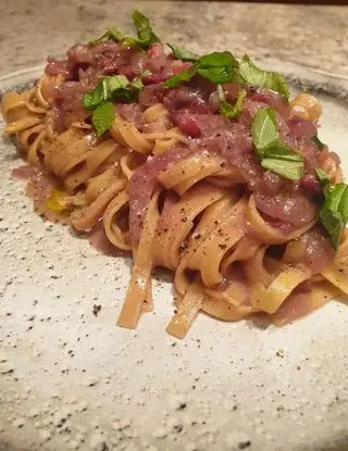 Copertina della ricetta Fettuccine con cipolla di Tropea stufata al Montepulciano d'Abruzzo, guanciale affumicato, pecorino di Norcia e basilico di robertobabbilonia