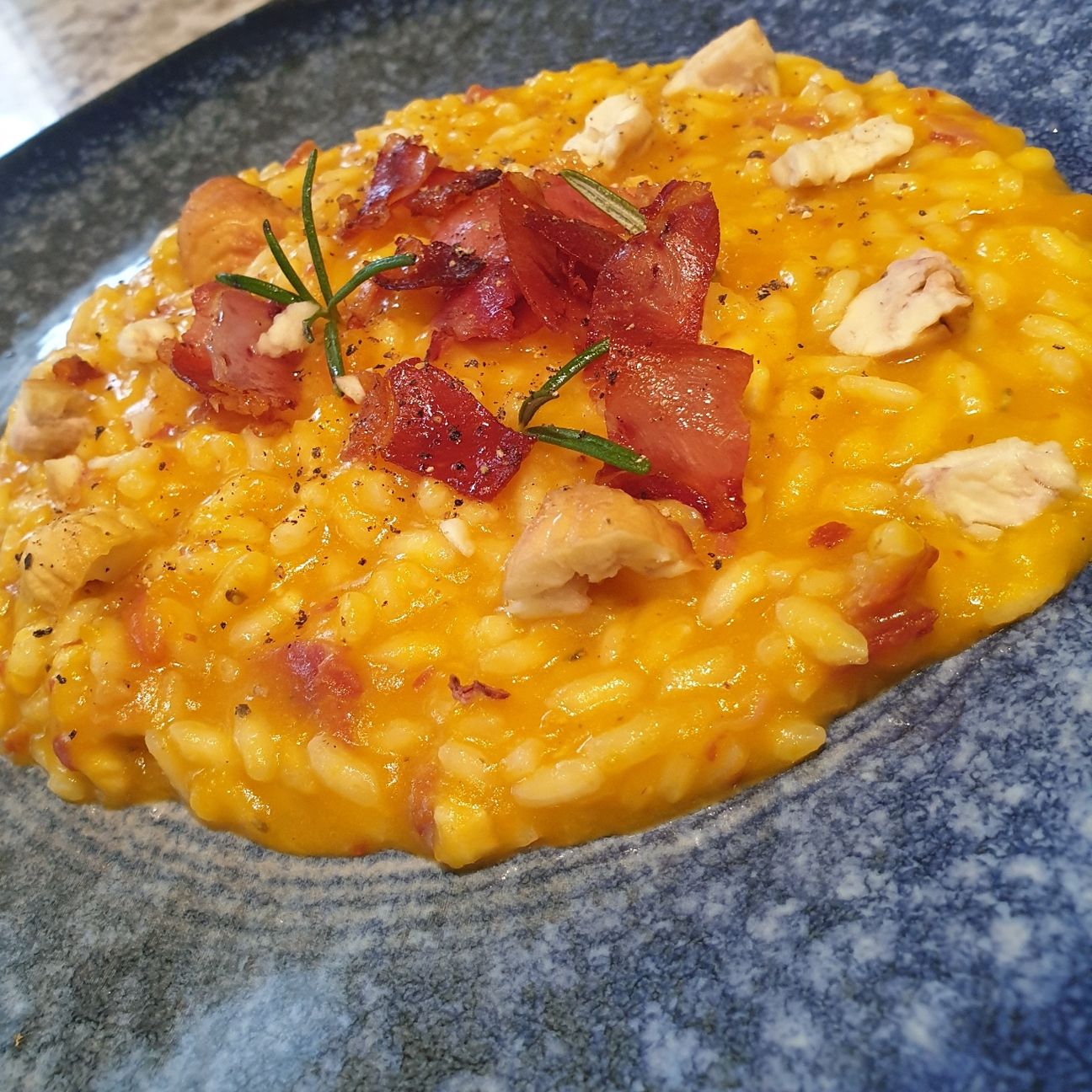 Risotto alla zucca con speck croccante, caldarroste e rosmarino