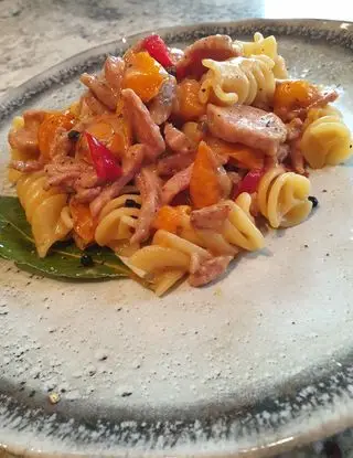 Ricetta Fusilloni con ragù di chorizo e pomodorini gialli mantacati con caciovallo silano di robertobabbilonia