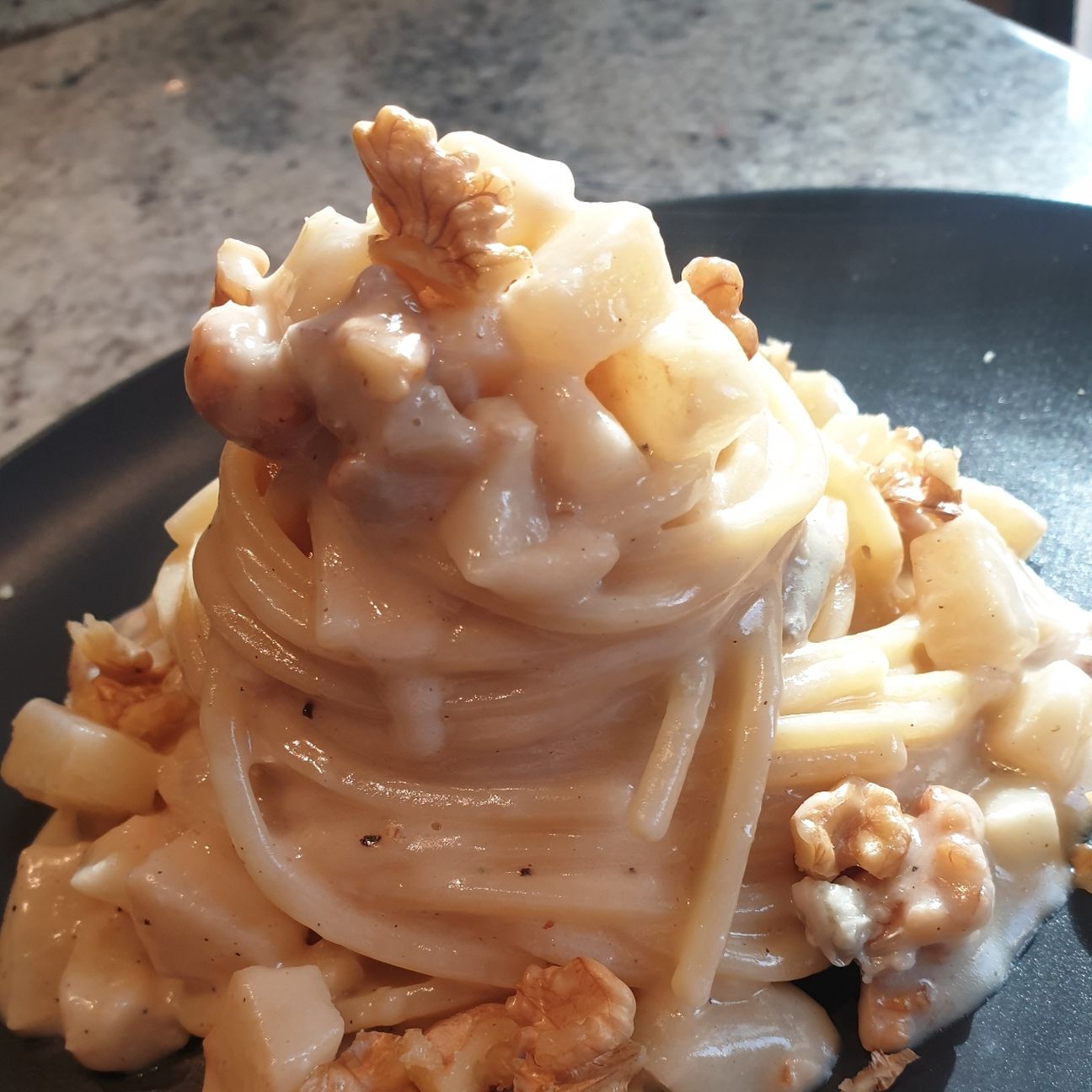 Spaghettoni gorgonzola, pere e noci