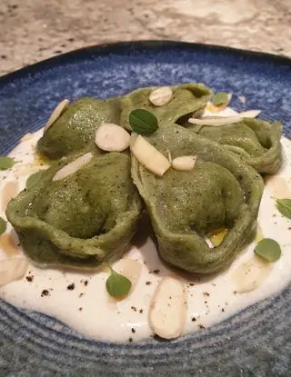 Ricetta Tortelloni verdi ripieni di zucca, gorgonzola e mandorle su crema di parmigiano e foglie di maggiorana. di robertobabbilonia