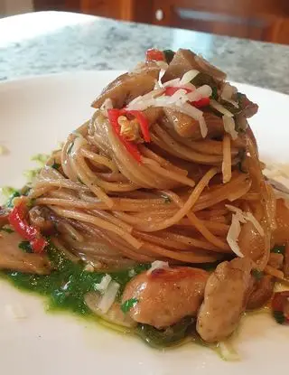 Ricetta Spaghetti all'assassina di funghi porcini e scaglie di provolone su crema di rucola di robertobabbilonia