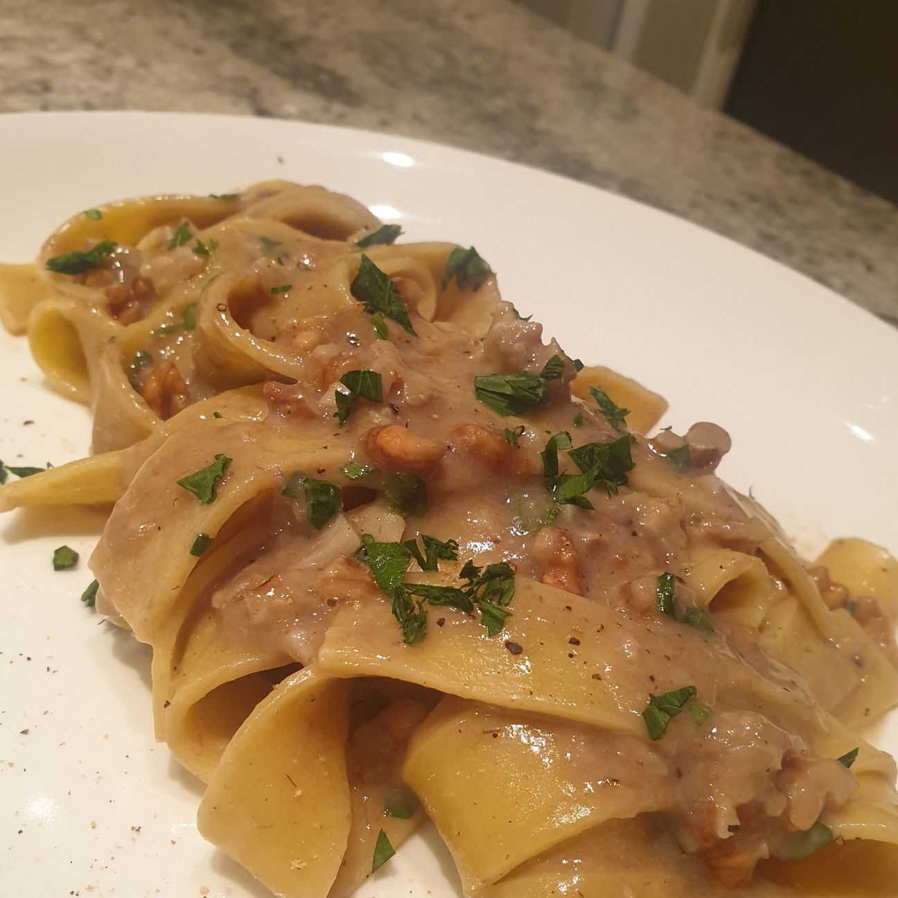 Pappardelle con acciughe, noci e pecorino