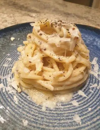 Ricetta Spaghetto quadro in crema di pecorino toscano mantecato con burro acido, blend di pepe e sesamo e scaglie di provolone di robertobabbilonia