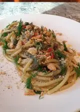 Ricetta Bucatini aglio, olio e peperoncino con acciughe, finocchietto selvatico e taralli