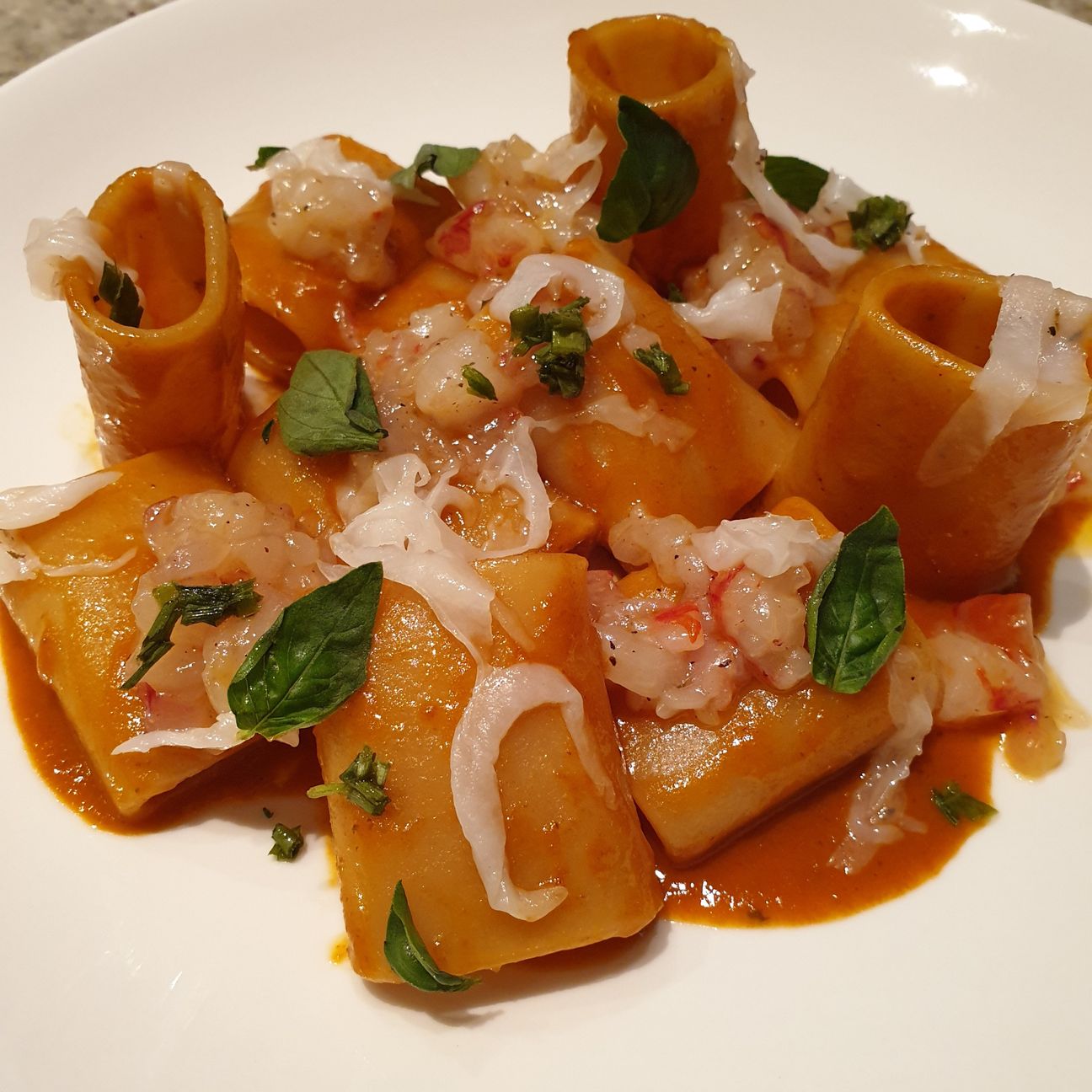 Paccheri in bisque di gamberi rossi con cruditè di gamberi e fili di lardo di Colonnata
