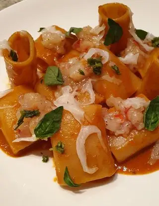 Ricetta Paccheri in bisque di gamberi rossi con cruditè di gamberi e fili di lardo di Colonnata di robertobabbilonia