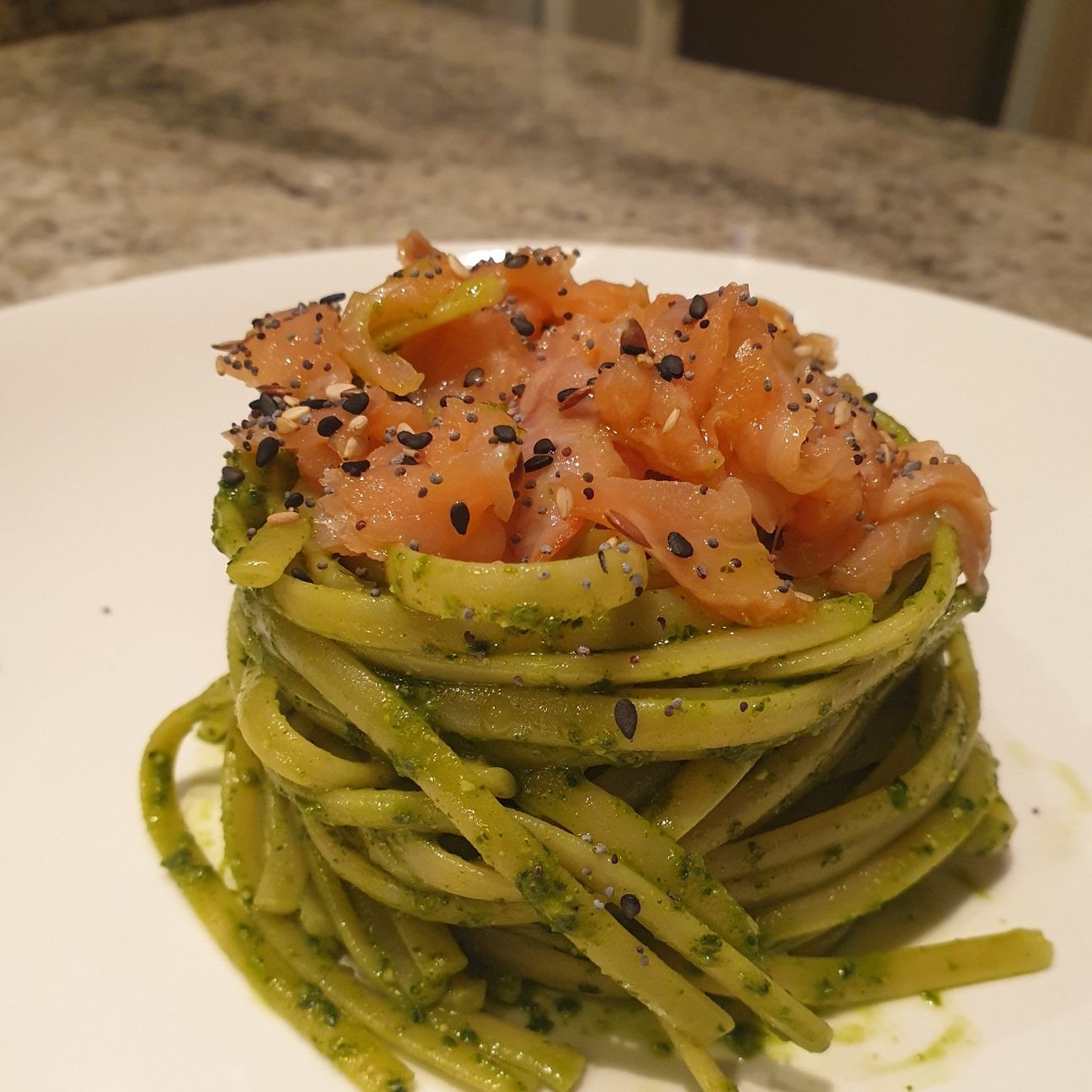 Pasta al pesto di rucola con salmone affumicato e semi di sesamo e lino