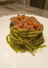 Ricetta Pasta al pesto di rucola con salmone affumicato e semi di sesamo e lino