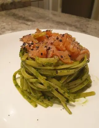 Ricetta Pasta al pesto di rucola con salmone affumicato e semi di sesamo e lino di robertobabbilonia