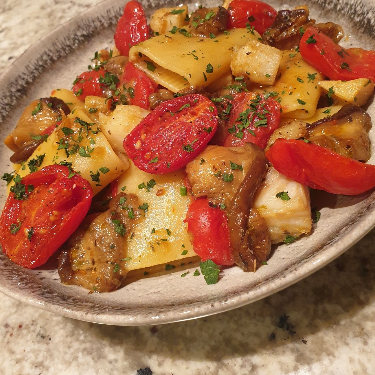 Paccheri con porcini, baccalà e datterini piastrati