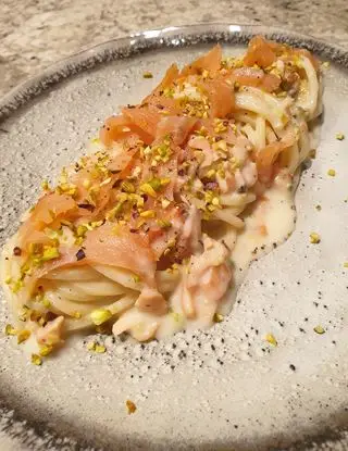 Ricetta Spaghettoni artigianali in crema di parmigiano, salmone affumicato e granella di pistacchio di robertobabbilonia
