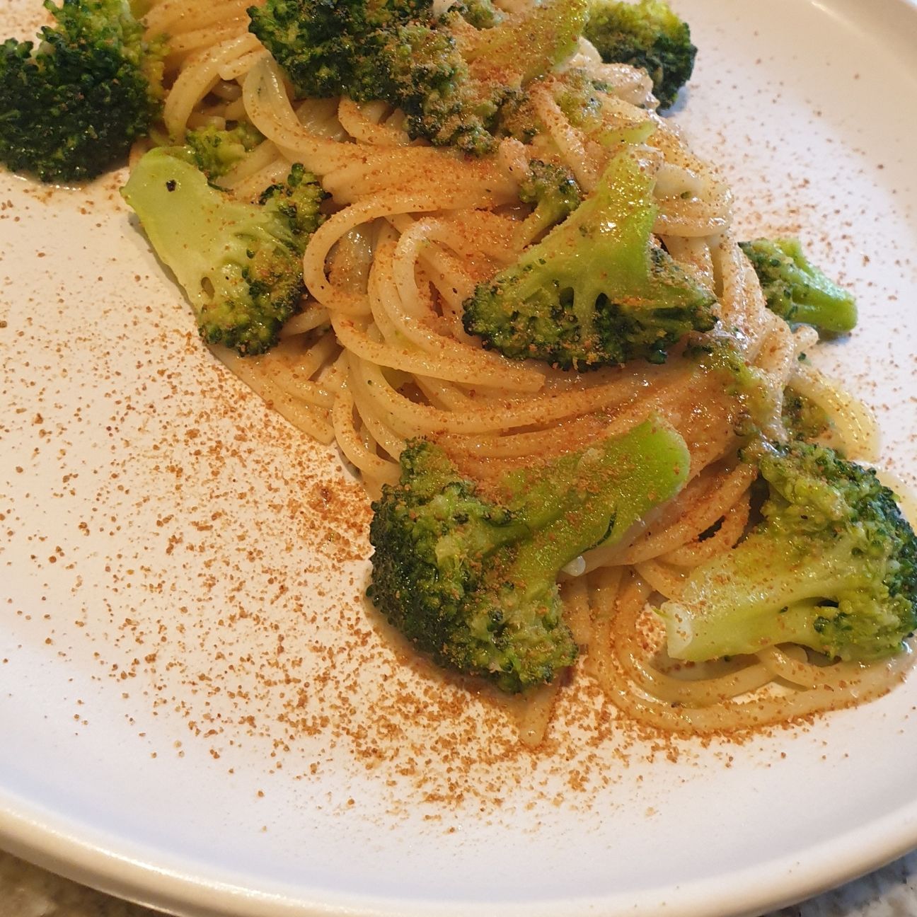 Spaghetti burro e alici, broccoli e bottarga