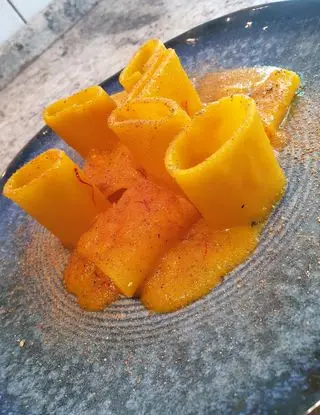 Ricetta Paccheri in crema di aglione e zafferano, bottarga di tonno e polvere di alloro di robertobabbilonia
