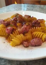 Ricetta Fusilloni in crema di porro e zafferano con salsiccia rosty e polvere di peperone crusco