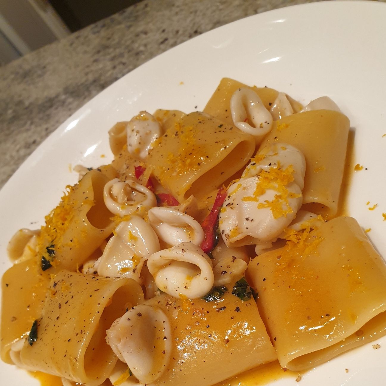 Paccheri con calamaretti spillo e salsa all'arancia
