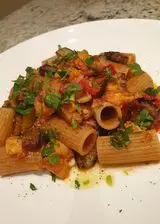 Ricetta Rigatoni integrali al ragù di datterini e spada con capperini e melanzane fritte