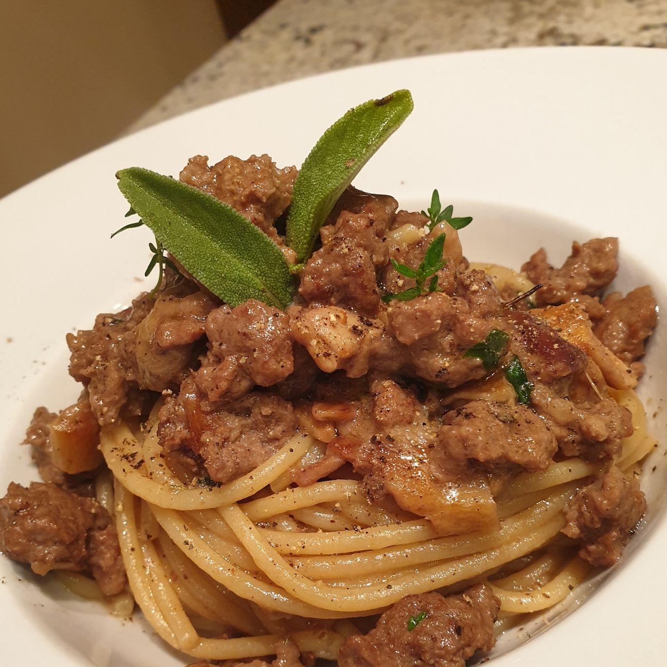 Spaghetti al ragù bianco di chianina e porcini con erbette miste