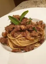 Ricetta Spaghetti al ragù bianco di chianina e porcini con erbette miste