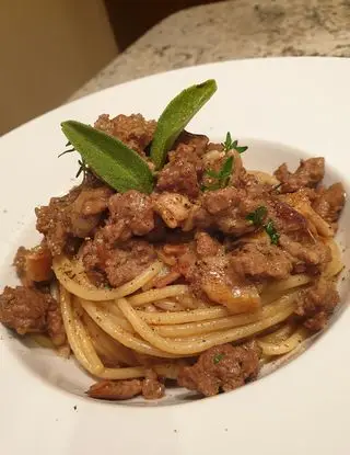 Ricetta Spaghetti al ragù bianco di chianina e porcini con erbette miste di robertobabbilonia