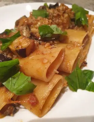 Ricetta Paccheri in salsa di pomodorini e baccalà con melanzane fritte, olive taggiasche e basilico di robertobabbilonia