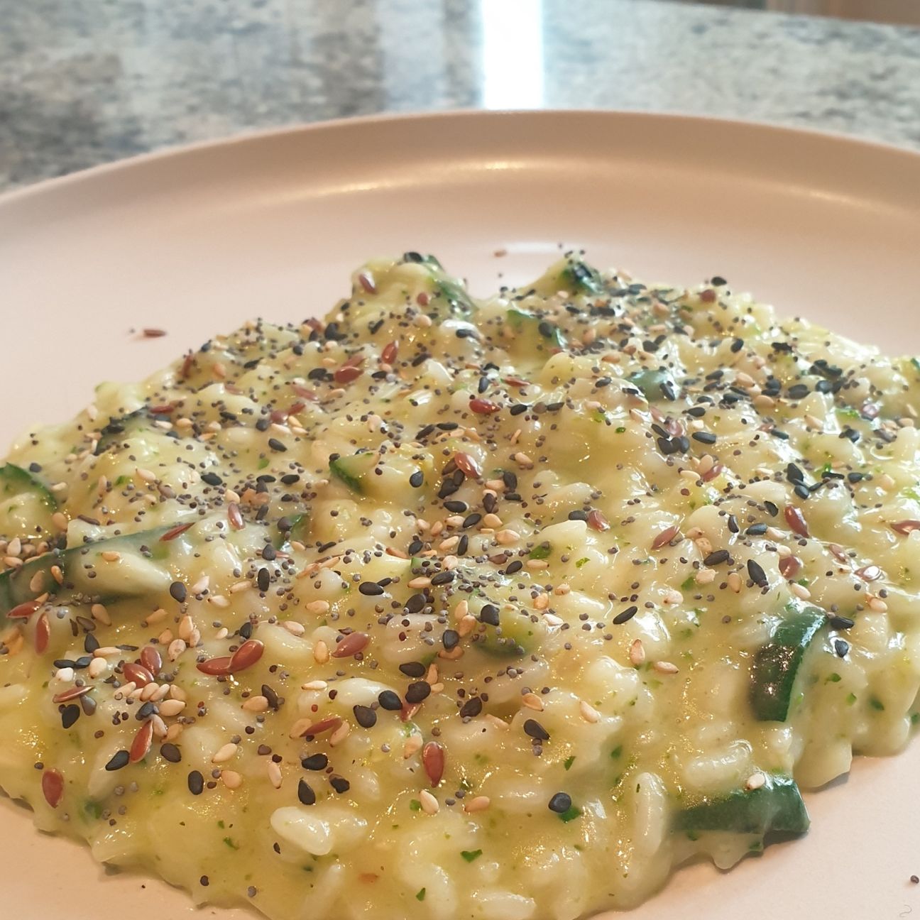 Risotto alle zucchine con semi di sesamo e lino