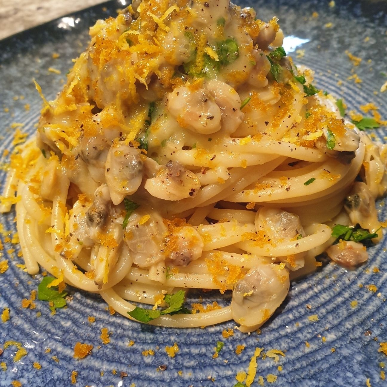 Spaghetti alle vongole in crema di cipollotto di Tropea, bottarga e pepe di Sichuan