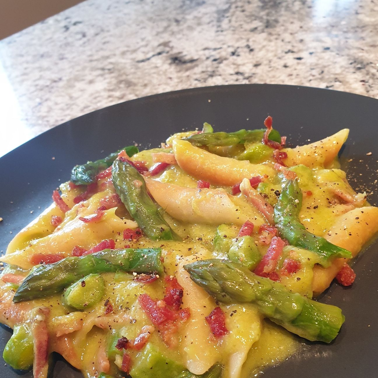 Penne lisce di Gragnano risottate con asparagi e speck croccante
