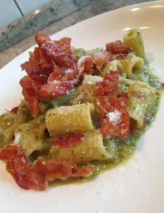 Ricetta Mezze maniche in crema di asparagi e basilico, mantecate con pecorino sardo e fiocchi di guanciale croccante di robertobabbilonia