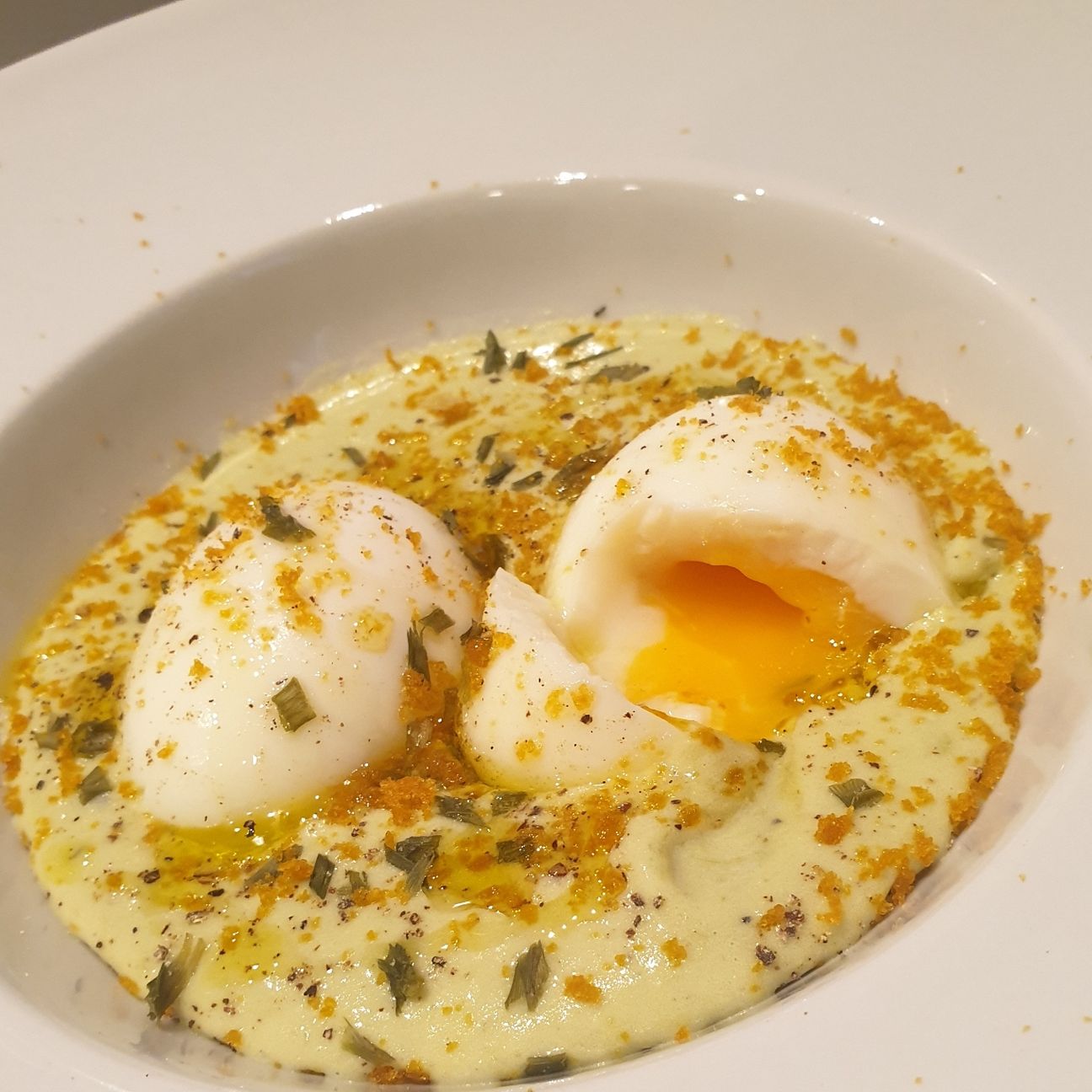Uova barzotte in salsa agli asparagi con bottarga di muggine, erba cipollina e pepe Tellicherry