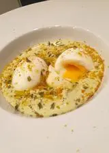 Ricetta Uova barzotte in salsa agli asparagi con bottarga di muggine, erba cipollina e pepe Tellicherry