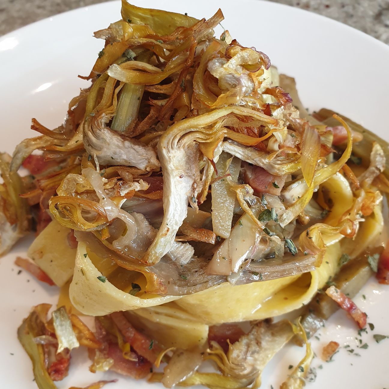 Pappardelle ai carciofi con guanciale croccante, mentuccia e carciofi fritti
