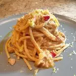 Ricetta Spaghettone gragnanese con tonno, capperi, limone e mix di peperoncini piccanti