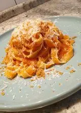 Ricetta Tagliatelle in crema di pomodoro ramato gratinato, provolone piccante invecchiato e pangrattato tostato all'aglione