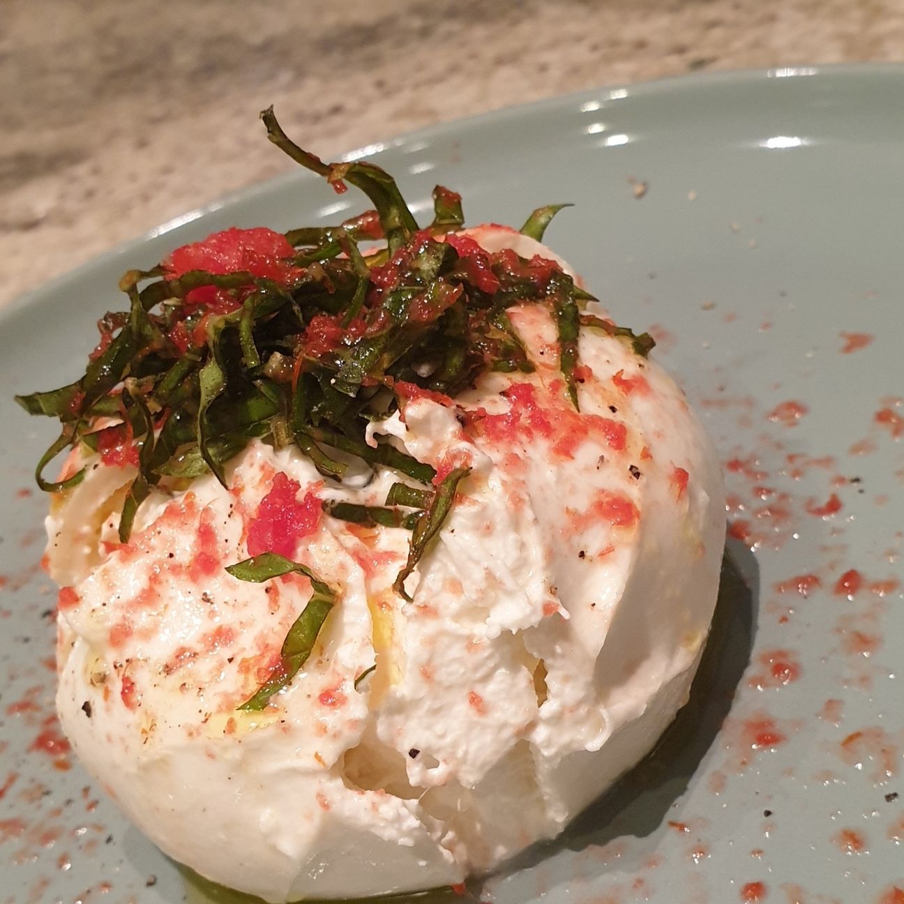 Burratina, basilico e granita di pomodoro
