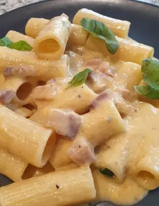 Ricetta Rigatoni con crema di gorgonzola duetto, pancetta tesa e basilico di robertobabbilonia