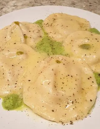 Ricetta Cappellacci provolone e pepe mantecati al burro, menta e scorza di limone su crema di zucchine di robertobabbilonia