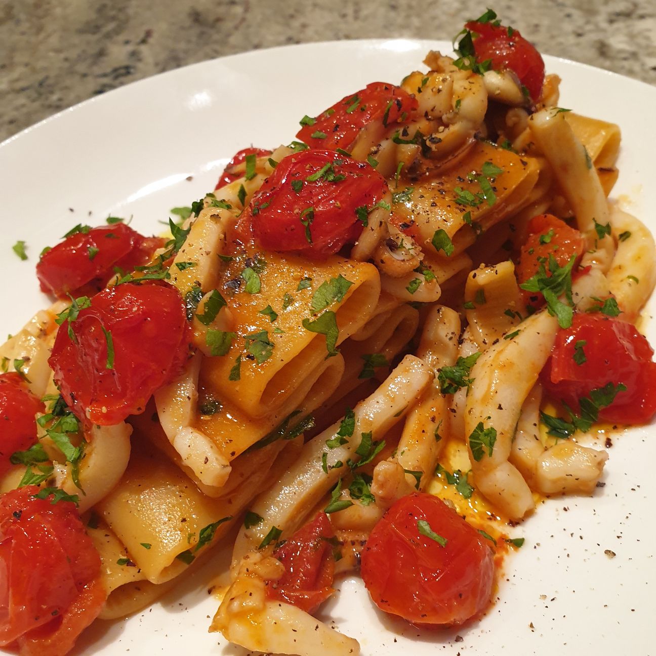 Paccheri con seppie e pomodorini