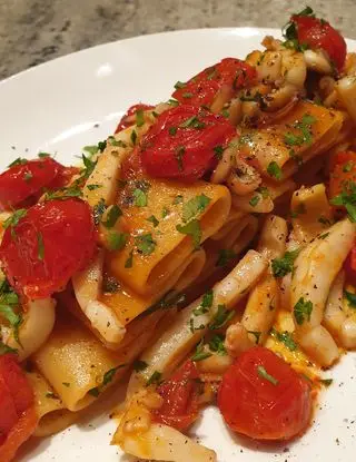 Ricetta Paccheri con seppie e pomodorini di robertobabbilonia