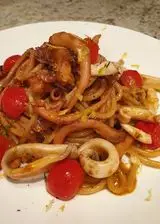 Ricetta Spaghettoni ai calamari e seppie con pomodorini brasati, scorzetta di limone e erba cipollina