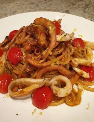 Ricetta Spaghettoni ai calamari e seppie con pomodorini brasati, scorzetta di limone e erba cipollina di robertobabbilonia